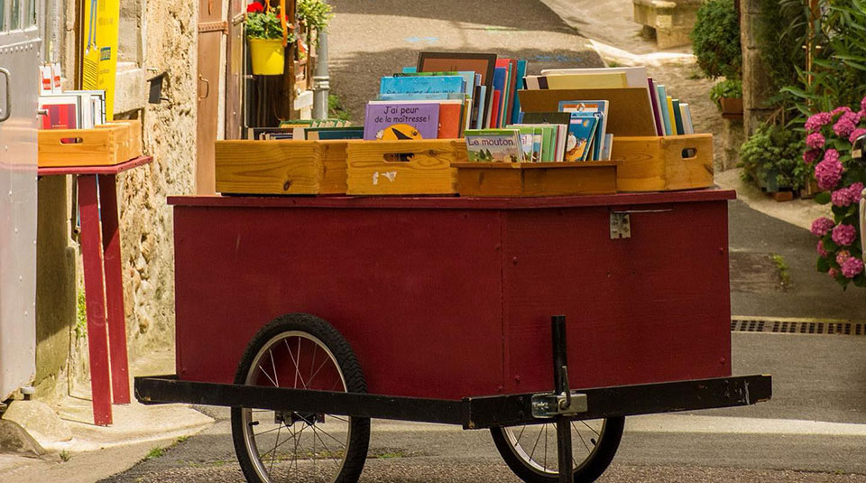 Discover one of the 16 bookshops in Montolieu, during your stay at the Montolieu campsite in the Aude.