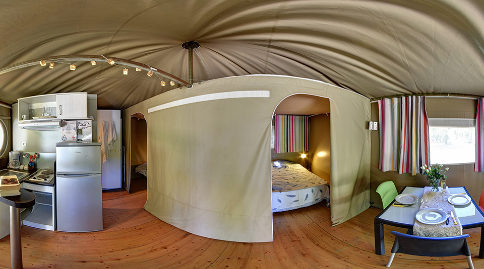 Vue intérieure d’une tente Lodge en location dans l’Aude, au camping de Montolieu.