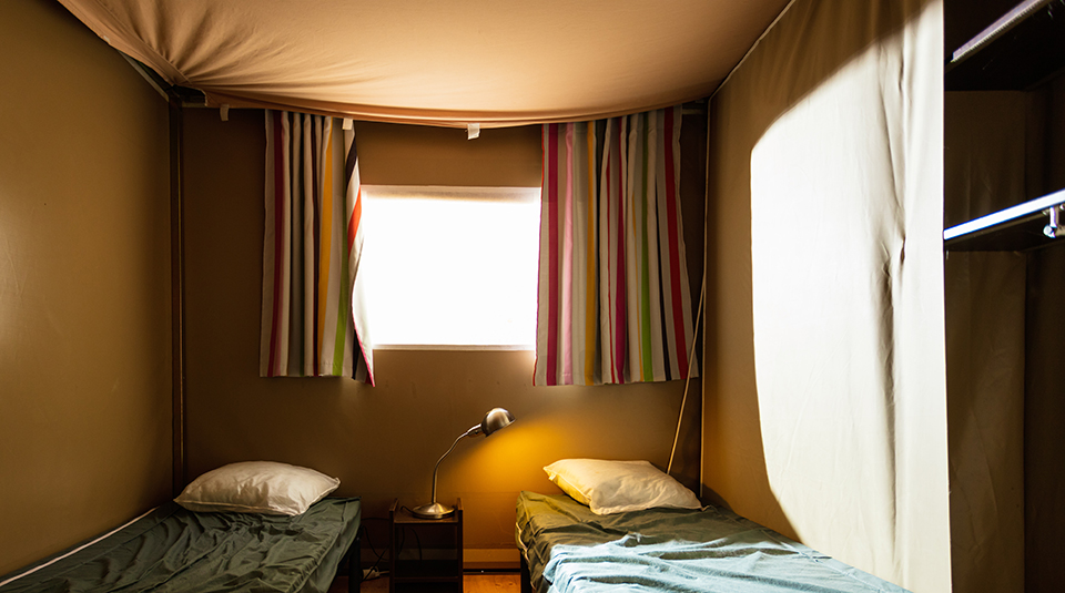 Vue intérieure d’une tente Lodge à proximité de la Cité de Carcassonne, au camping de Montolieu.