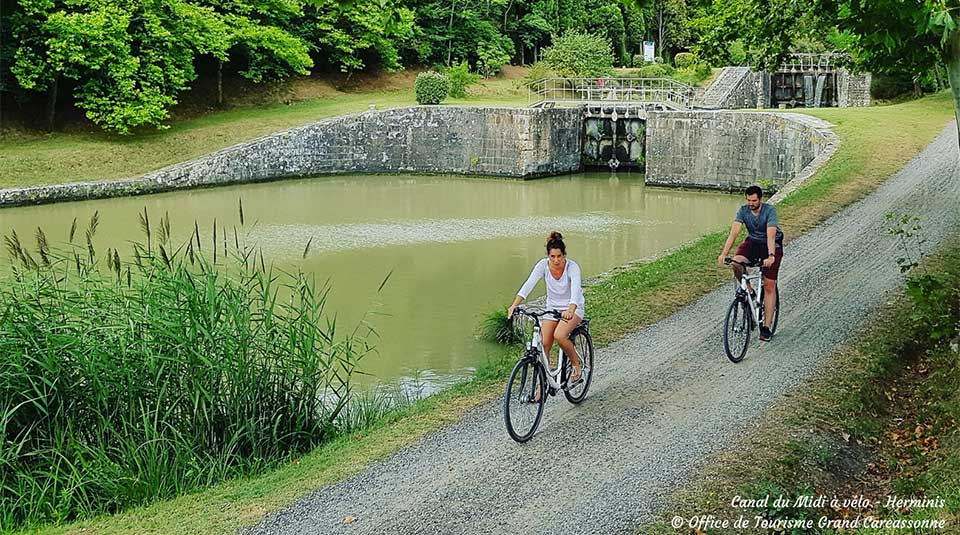 Partez à vélo ou à pied à la découverte du canal du Midi, depuis le camping nature de Montolieu dans l’Aude.