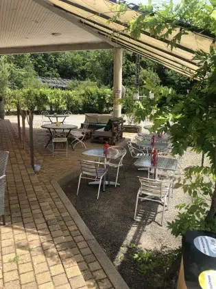 Terrasse du snack-bar au camping labellisé Camping Qualité de Montolieu