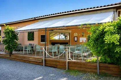 Terrasse ombragée du camping de Montolieu, camping labellisé Camping Qualité dans l’Aude