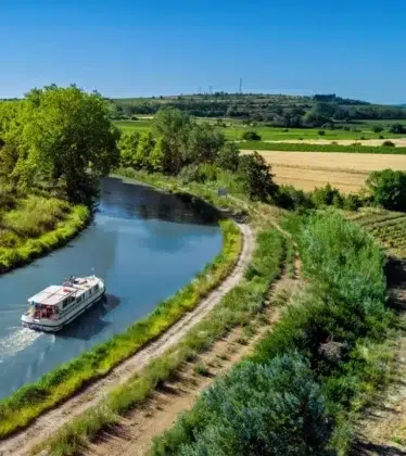 Camping Canal du Midi 17 Bateau de plaisance sur le Canal du Midi, dans l’Aude