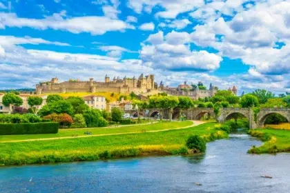 Visiter la cité de Carcassonne 7 La cité de Carcassonne au-dessus de l’Aude et du Pont-Vieux, depuis la ville basse